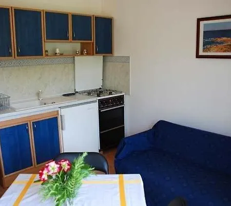 In With Seaview, Balcony, Air Condition, Wifi Apartamento Pašman